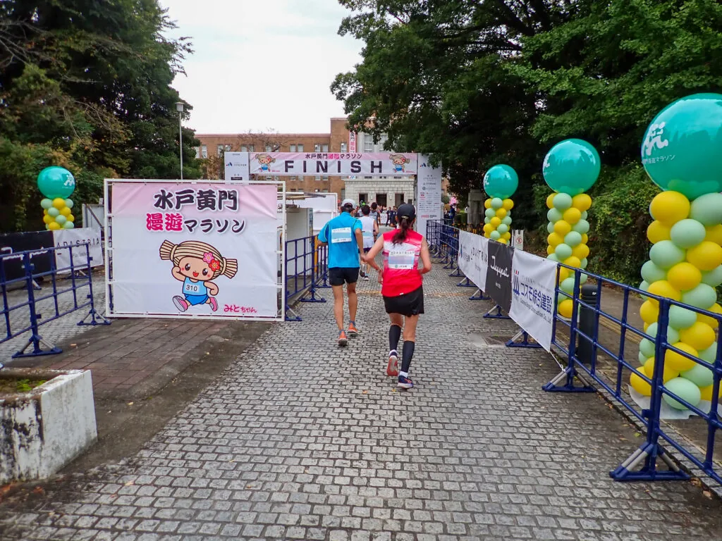 「FINISH」のゲートへ続く石畳の通路と、カラフルなバルーンの柱