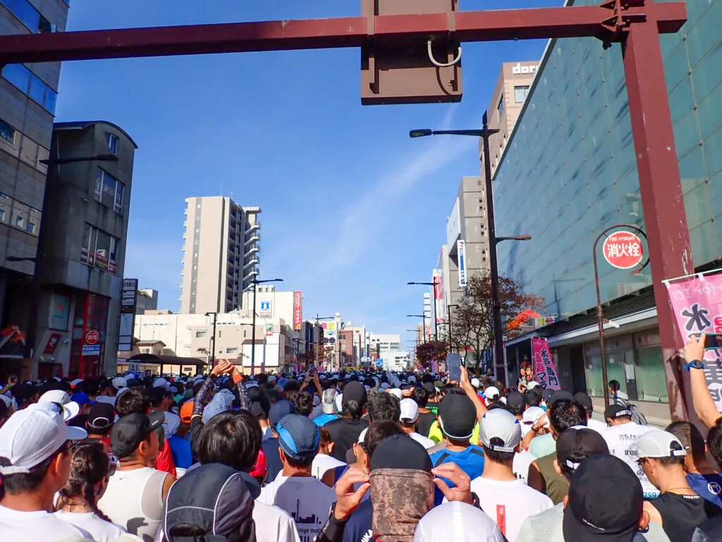 水戸駅近くの道路を埋め尽くす、スタート前の参加者たち