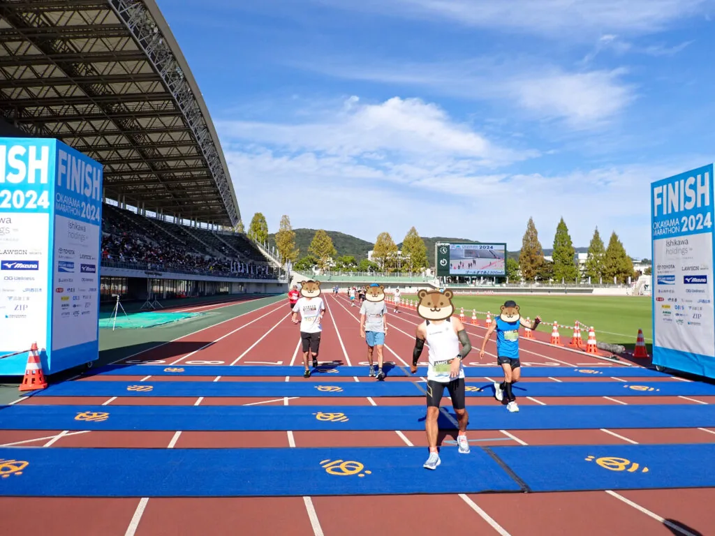 「FINISH 2024」のゲートと青い計測マットが敷かれたゴール地点