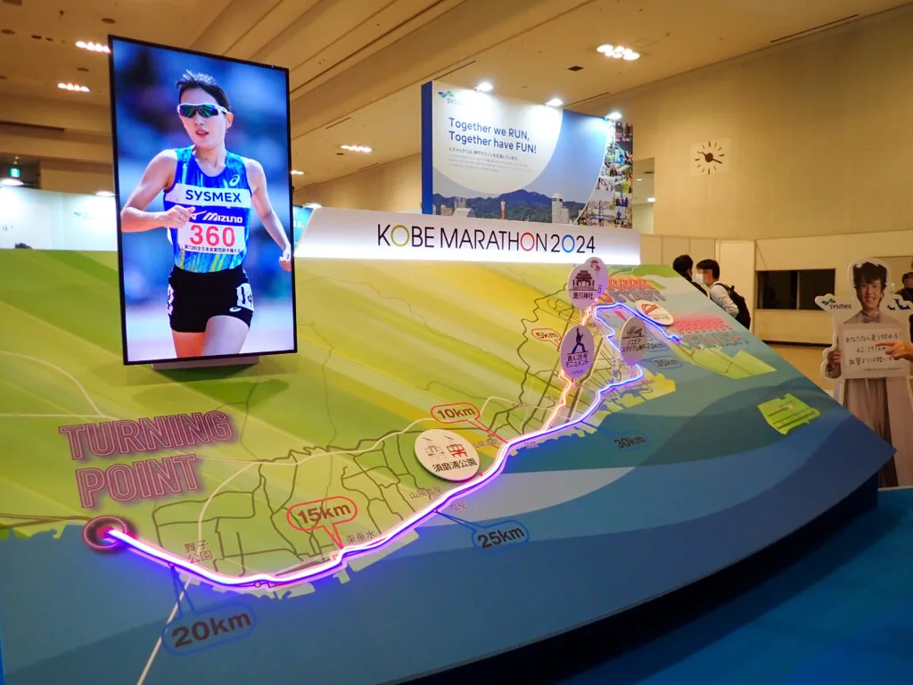 コースを光るラインで示す「KOBE MARATHON 2024」の立体マップ