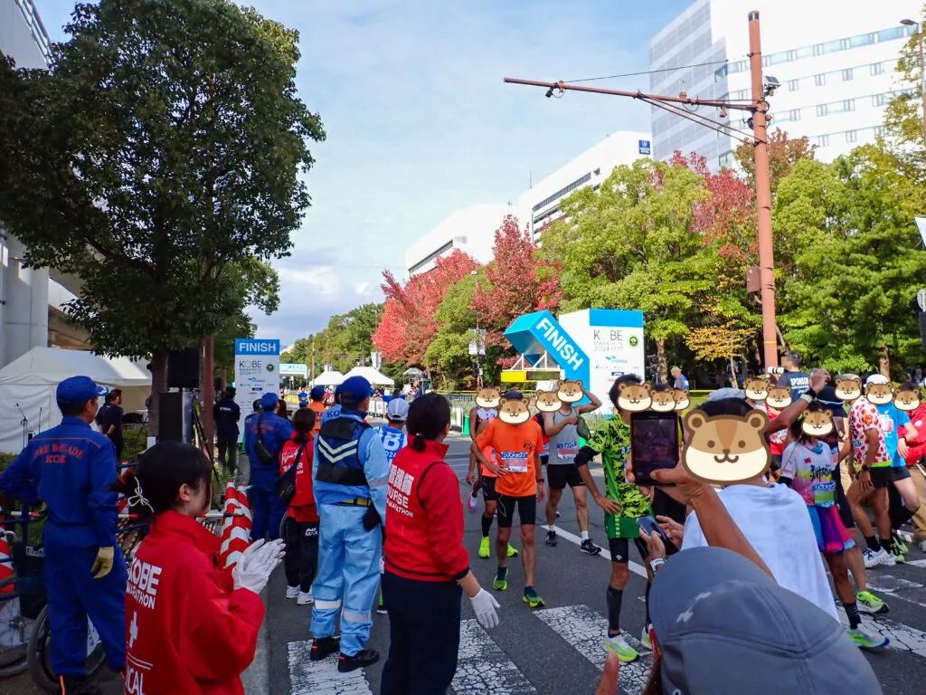 「FINISH」の看板が見えるゴール付近で参加者を出迎えるスタッフ