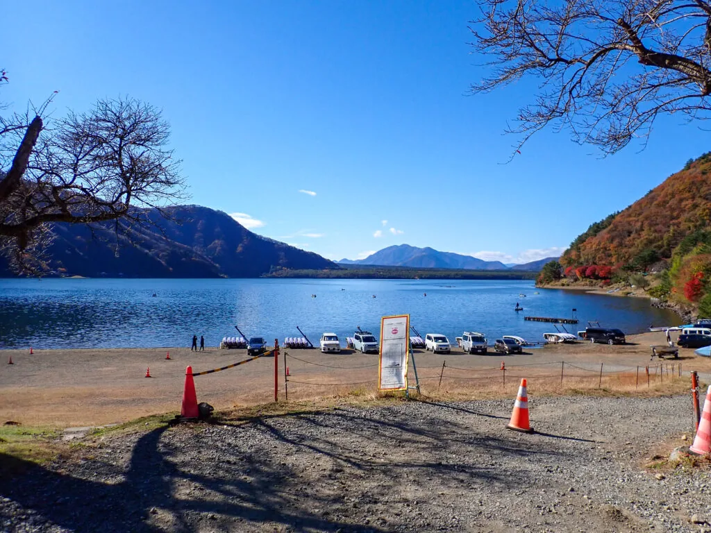 湖畔に車が並ぶ、山に囲まれた静かな西湖
