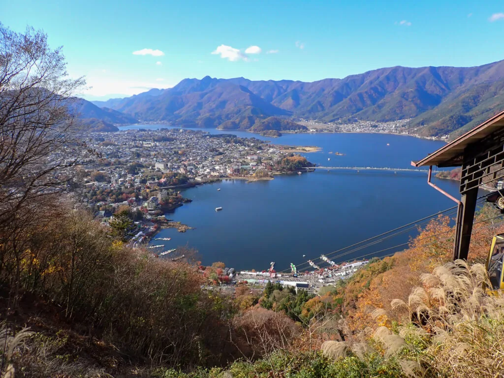 ロープウェイの山頂駅から見下ろす河口湖と、湖畔の街並み