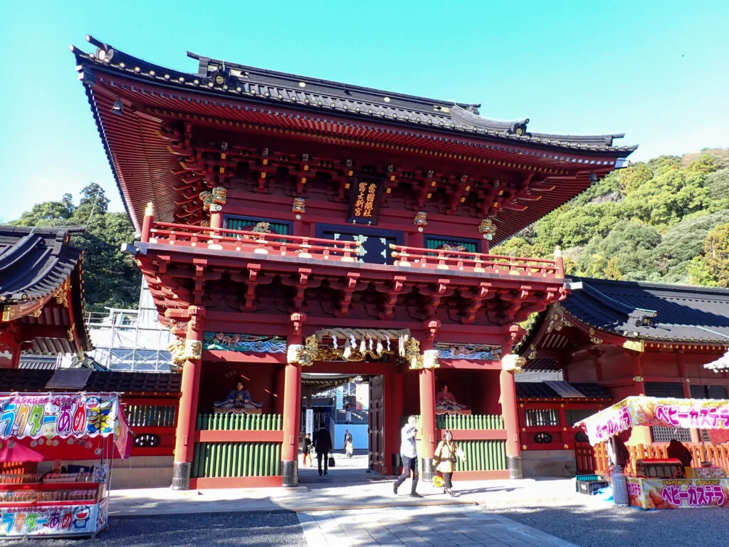 朱色に彩られた静岡浅間神社の楼門と、両脇に並ぶ露店