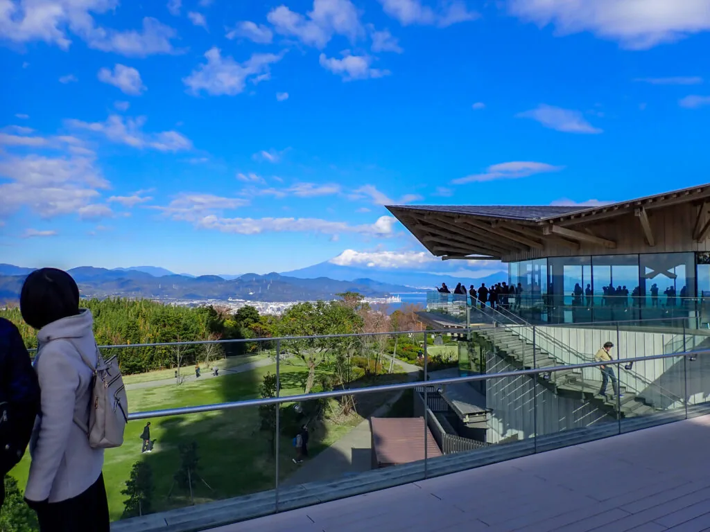 日本平夢テラスの木造の屋根と展望デッキ、その向こうに見える富士山