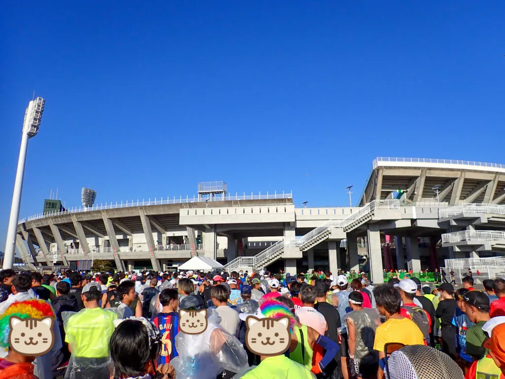 スタジアムの横にぎっしり集まった、スタート前の参加者たち