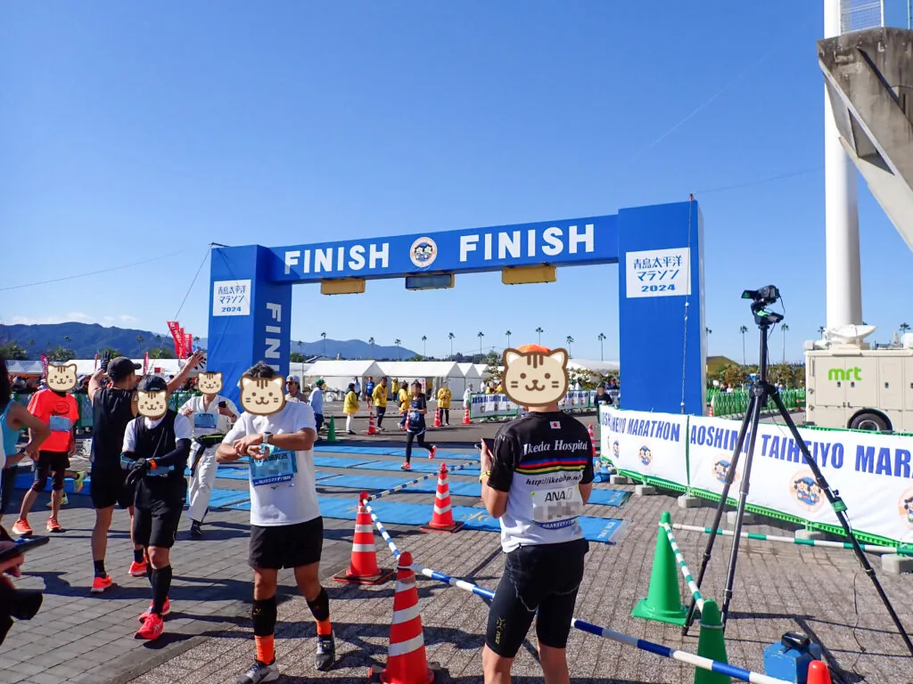 青い「FINISH」のゲートが立つゴール地点と、撮影用の三脚