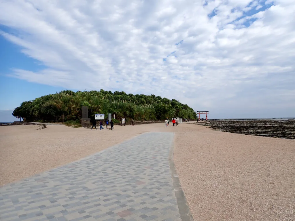 青島へ続く石畳の道と、こんもりと緑が茂る島
