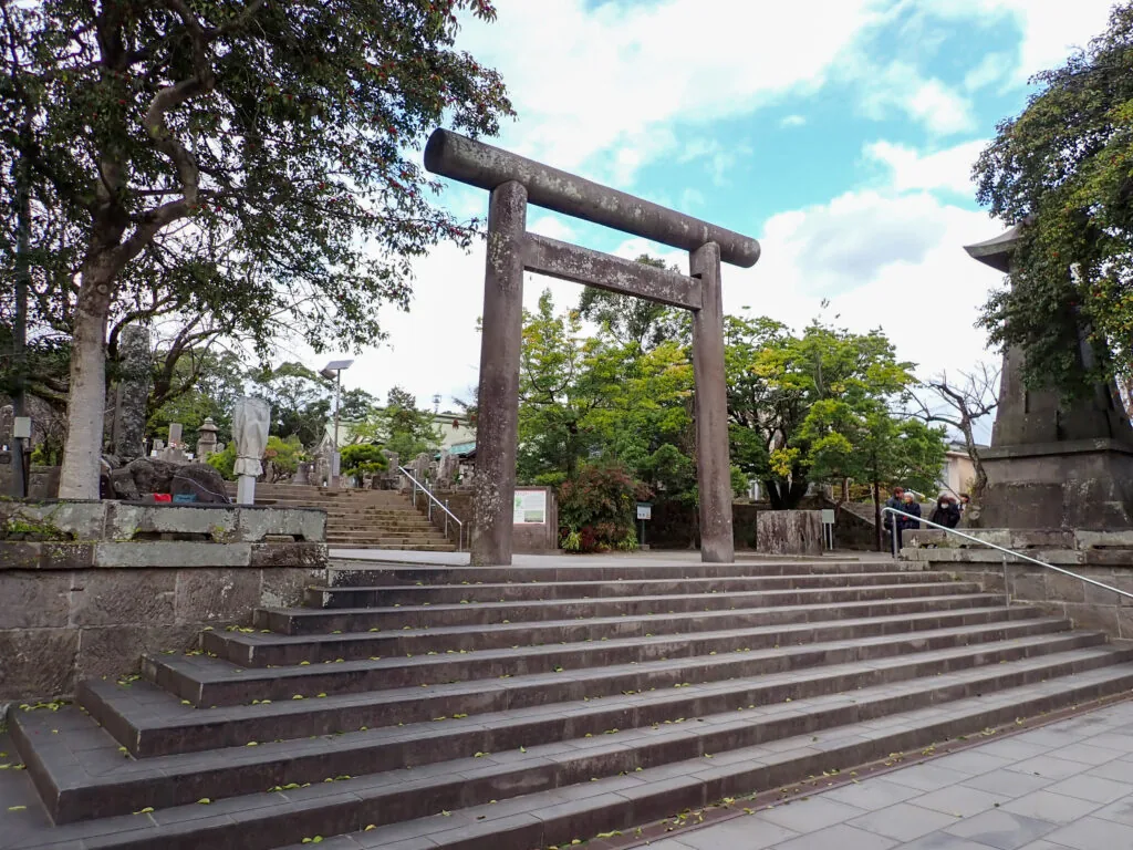 石段の上に立つ、石造りの南洲神社の鳥居