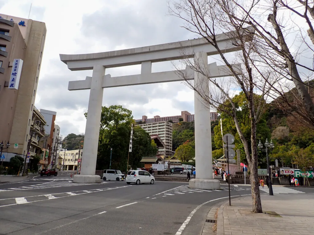 市街地の交差点にそびえる、白い大鳥居