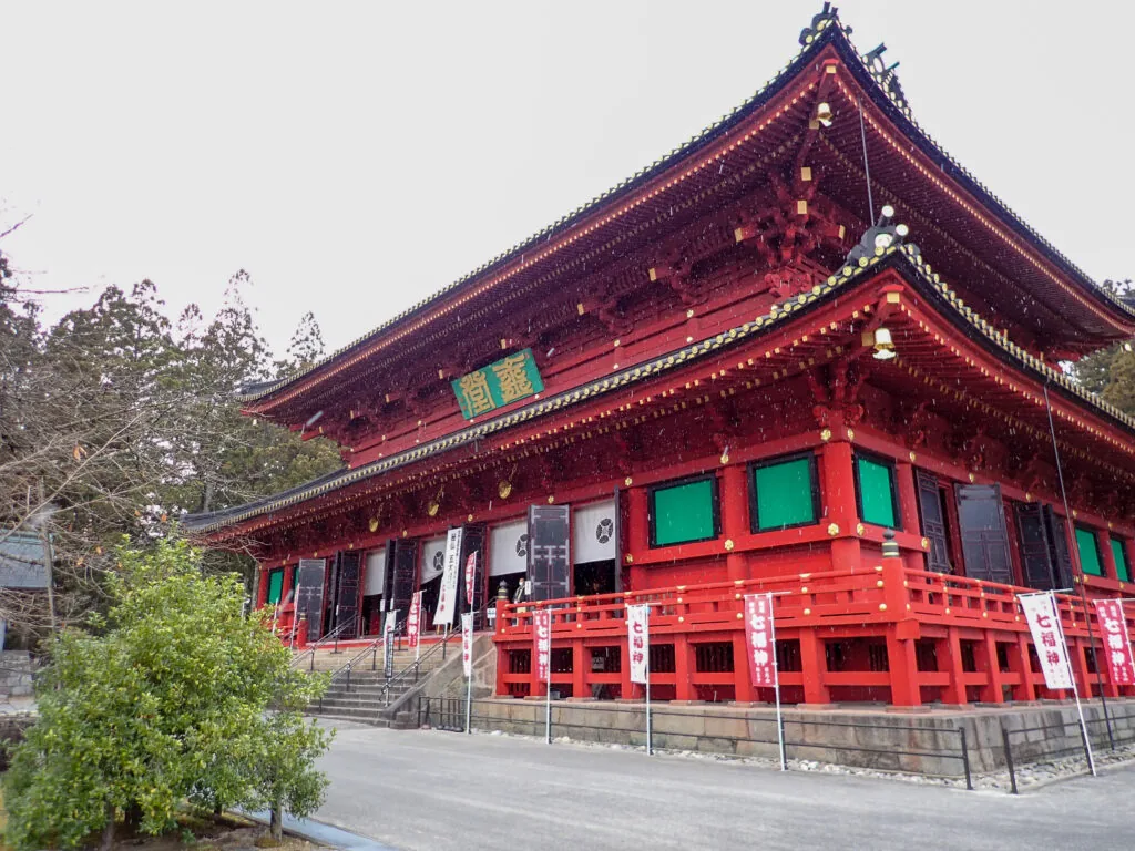 朱塗りの二重屋根が重なる、輪王寺の大きな本堂