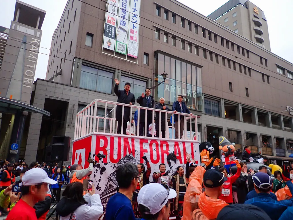 「RUN FOR ALL」の大きな看板を掲げたステージの前に集まる参加者