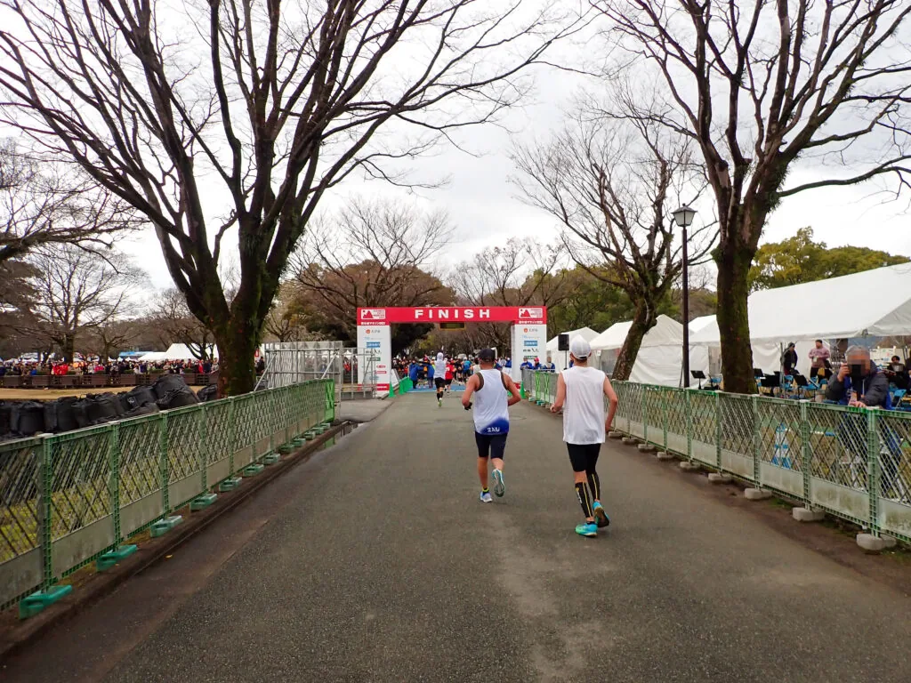 葉を落とした木立の先に見えるFINISHゲート