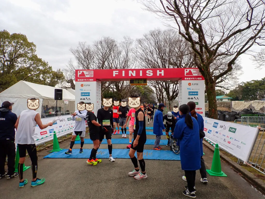 二の丸のFINISHゲートをくぐるランナーたち