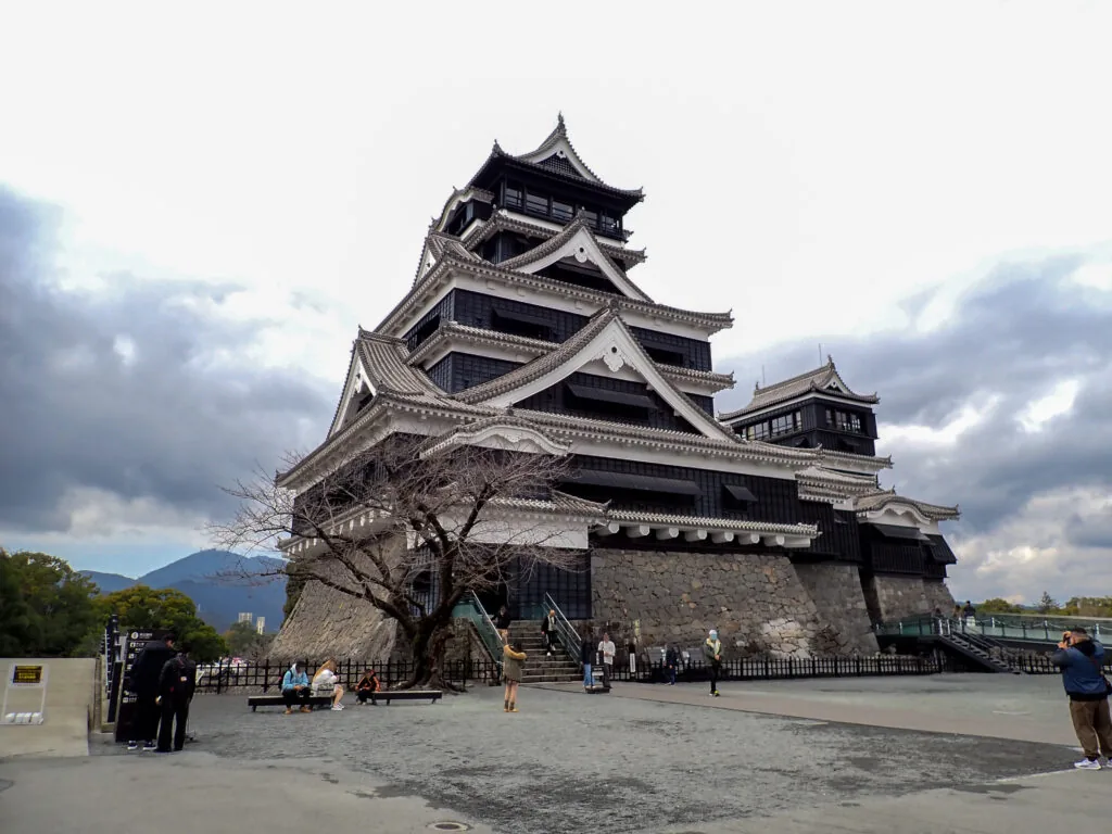 曇り空の下にそびえる熊本城の天守