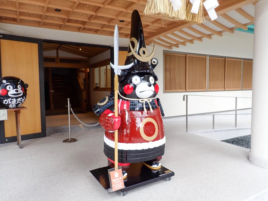 鎧兜姿で槍を持つ、加藤神社に奉納されたくまモンの像