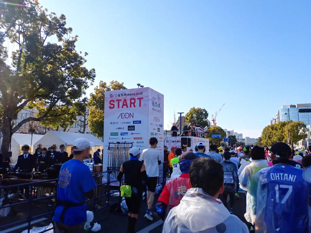 「START」の看板が立つスタート地点に集まるランナーたち