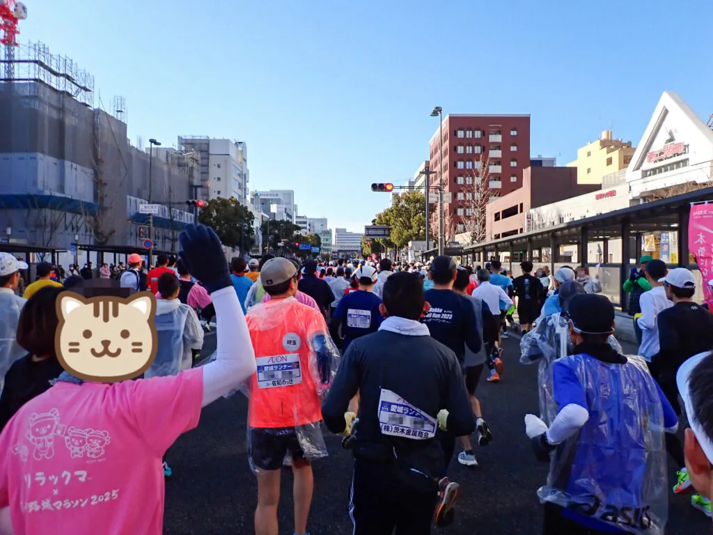 ビルが並ぶ大手前通りを進むランナーの列