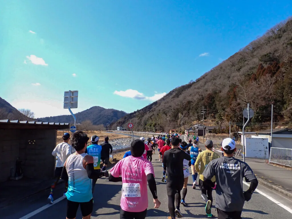 山あいの道を南へ進むランナーたち