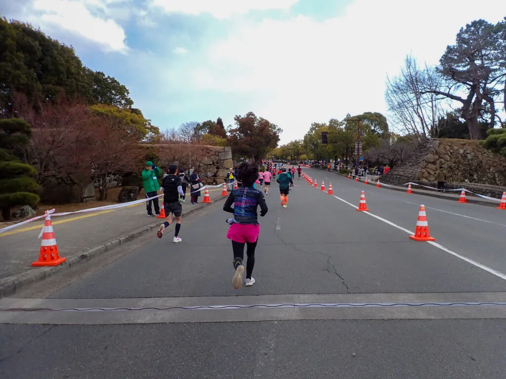 姫路城の石垣が見えてきたゴール手前の道を走るランナーたち