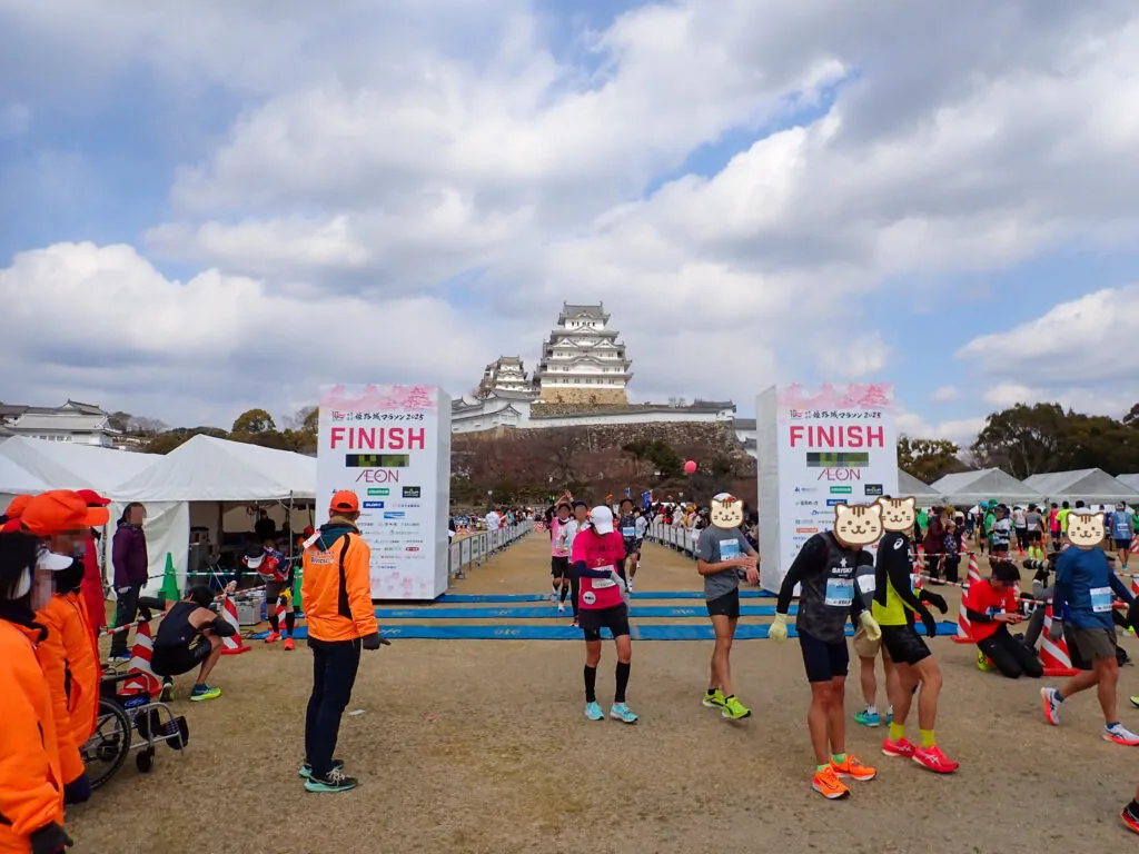 FINISHゲートの向こうに姫路城の天守を望むゴールエリア