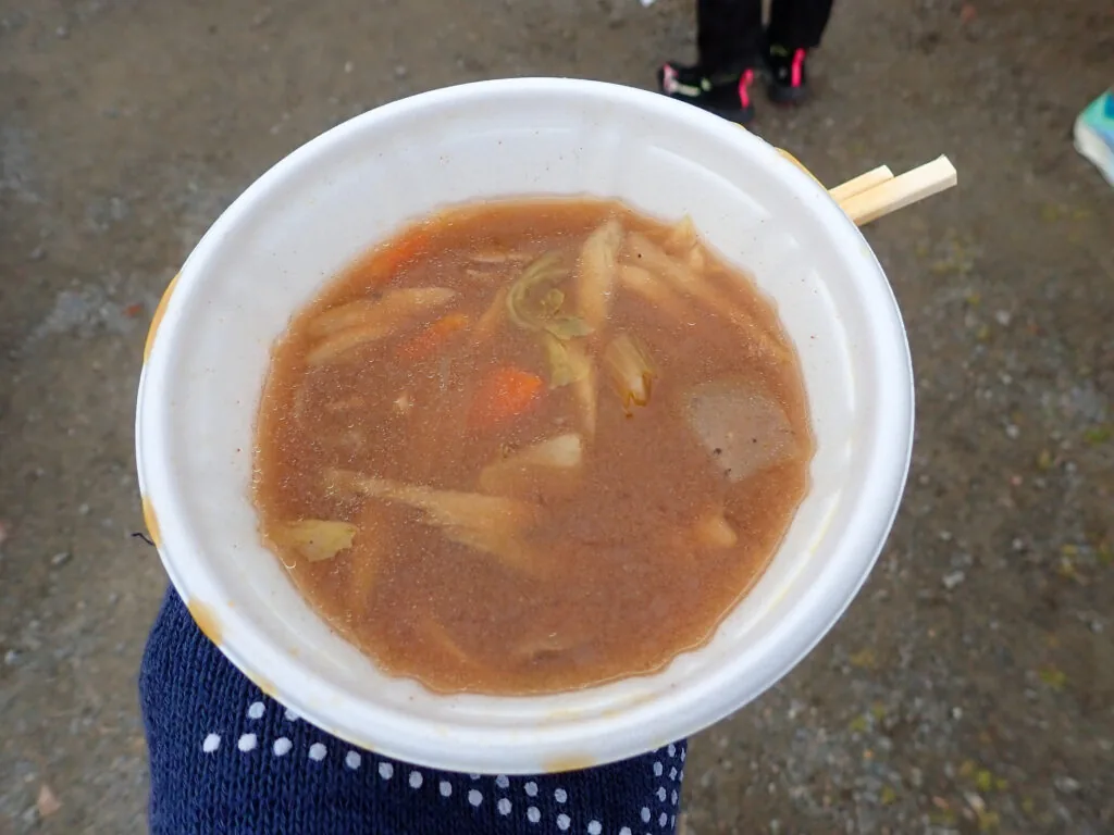 白い容器に入った野菜たっぷりのしし汁