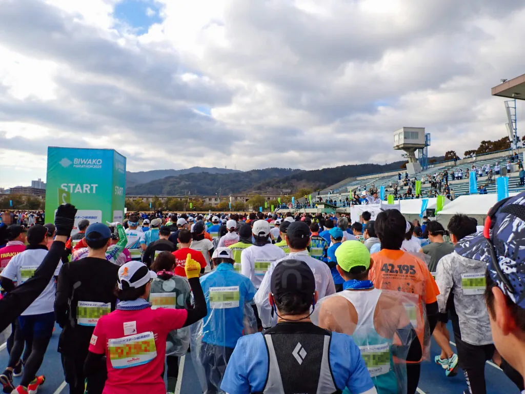 「START」の看板が立つスタート地点に詰めかけたランナーたち
