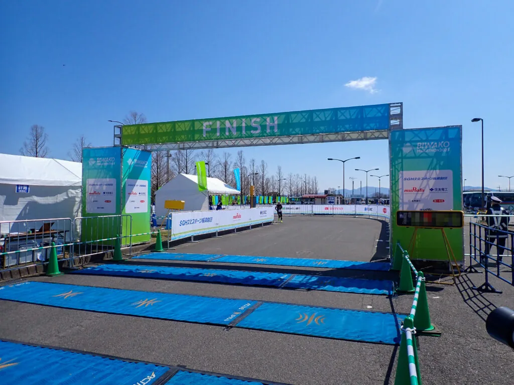 FINISHゲートと青い計測マットが敷かれたゴール地点