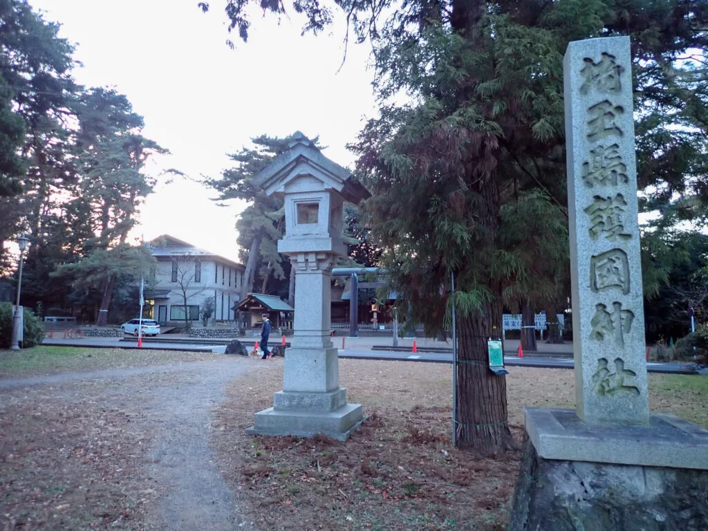 「埼玉縣護国神社」と刻まれた石柱と石灯籠