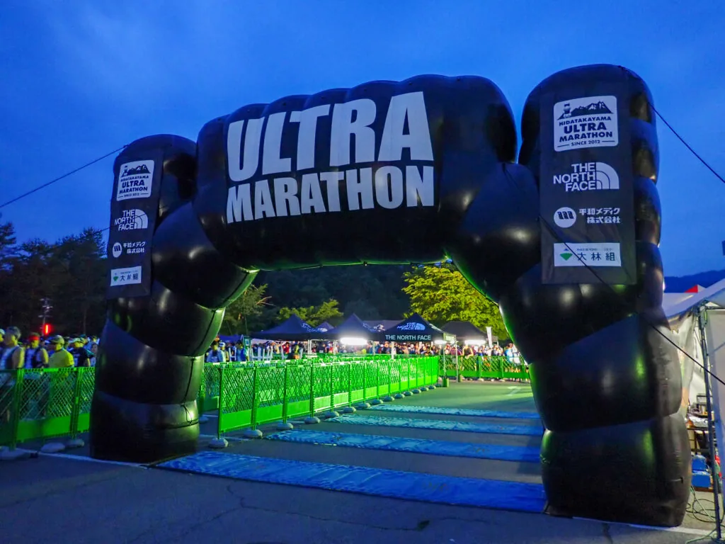「ULTRA MARATHON」と書かれた黒い巨大なゲート