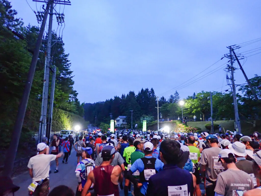 薄明かりの中、スタートを待つ大勢のランナーたち