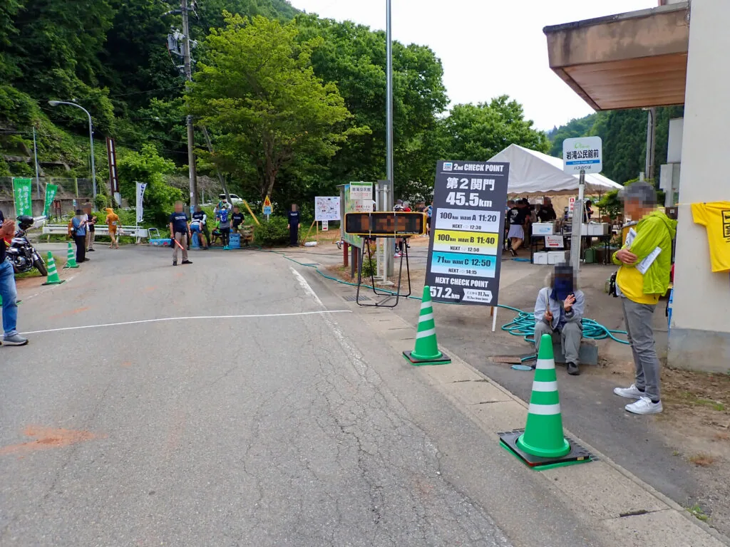 関門の案内看板が立つ岩滝公民館前