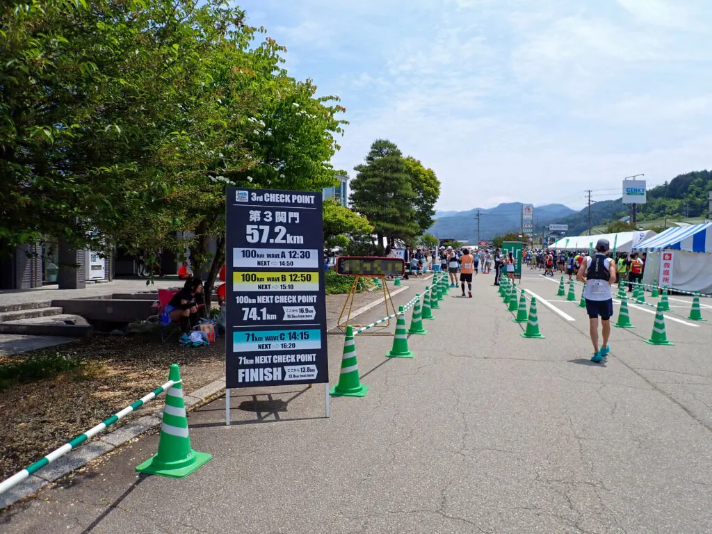 関門の案内看板とコーンが並ぶ丹生川支所前の通り