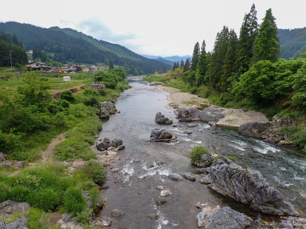 岩が点在する清流と山あいの集落