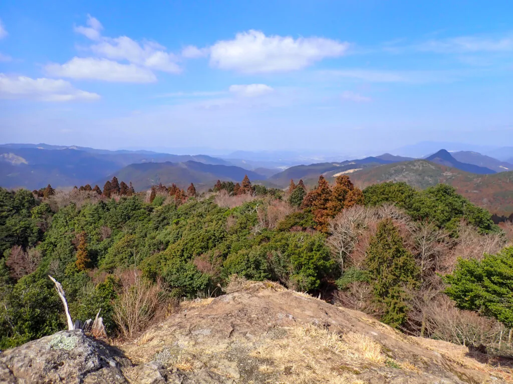 岩の上から見渡す英彦山方面の山並み