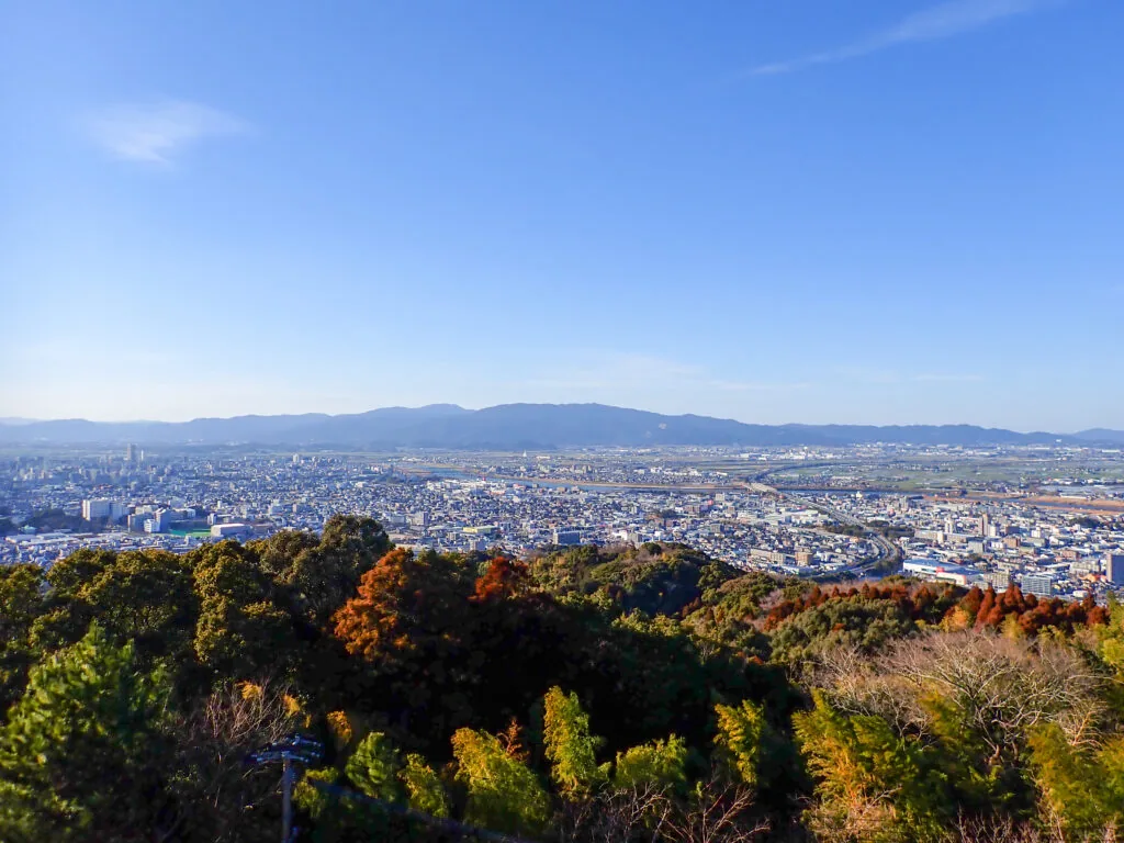 展望所から見渡す久留米の市街地と筑紫平野、遠くの山並み