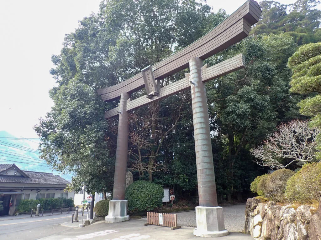 木立の脇に立つ高千穂神社の大きな鳥居