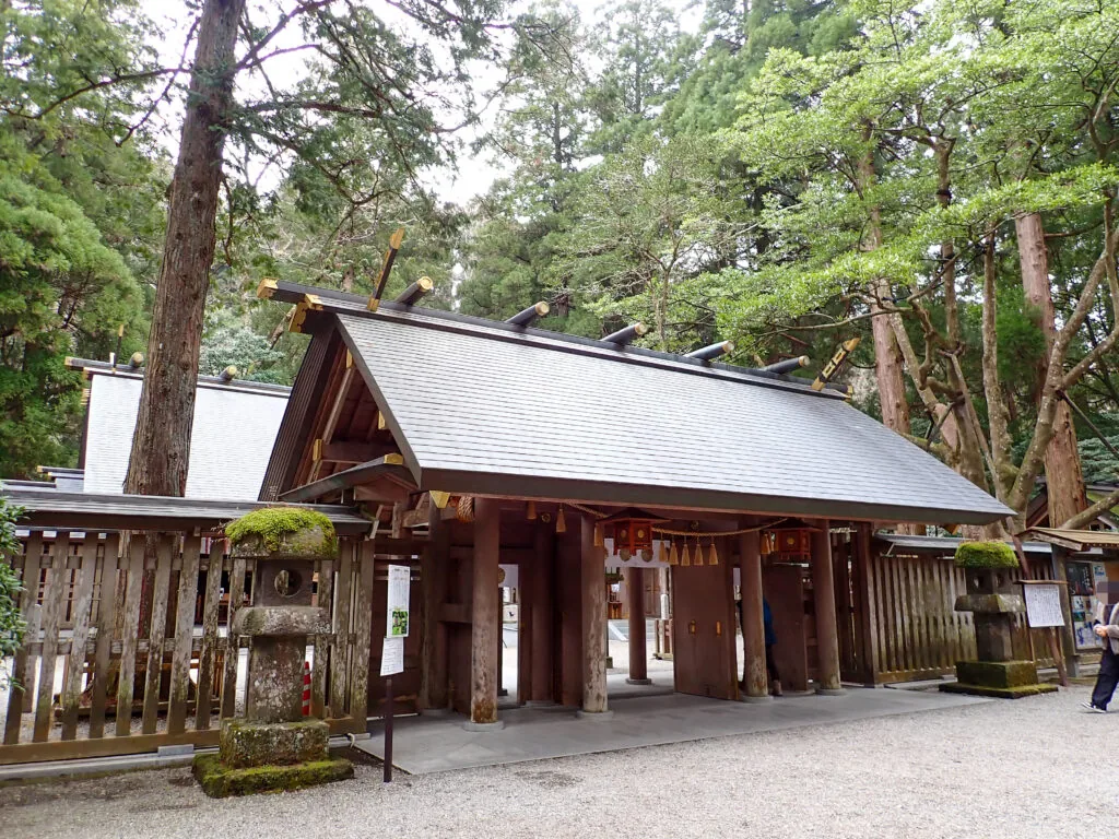 杉林の中に建つ天岩戸神社の西本宮