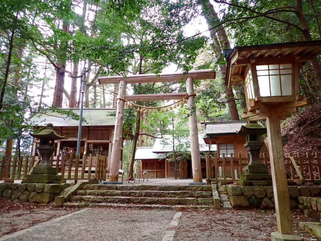 石段の先に鳥居と社殿が見える天岩戸神社の東本宮