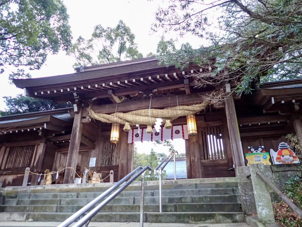 しめ縄が掛かった菊池神社の社殿と石段