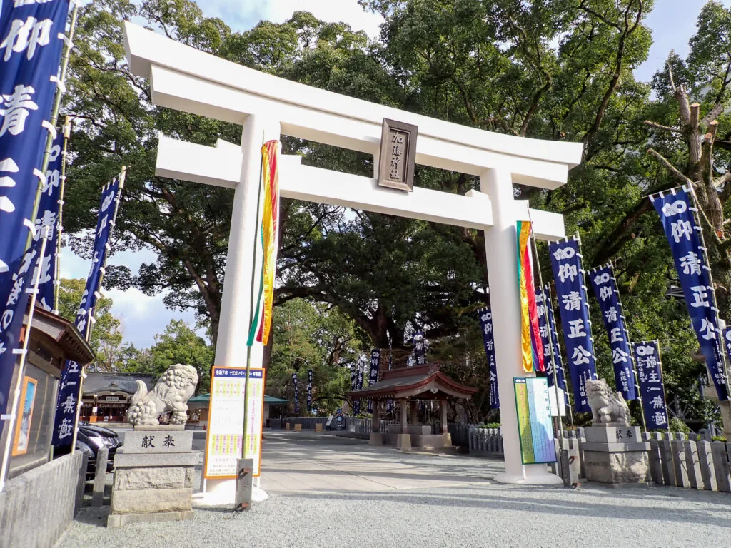 白い大鳥居とのぼり旗が並ぶ加藤神社の参道