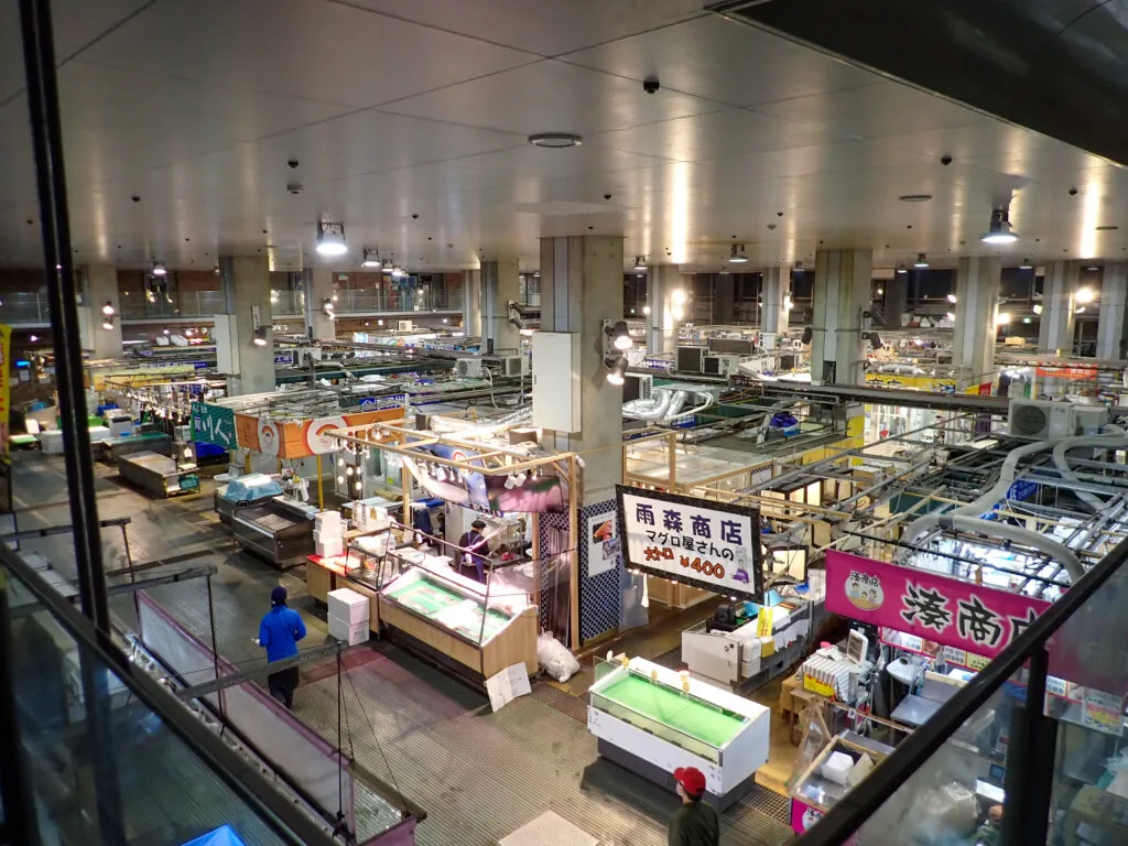 鮮魚店が並ぶ唐戸市場の場内を見下ろす