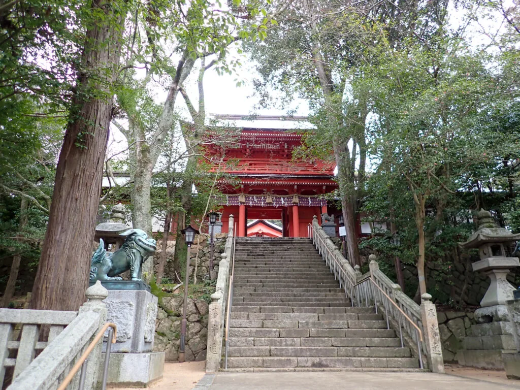 石段の上に朱塗りの楼門が見える住吉神社
