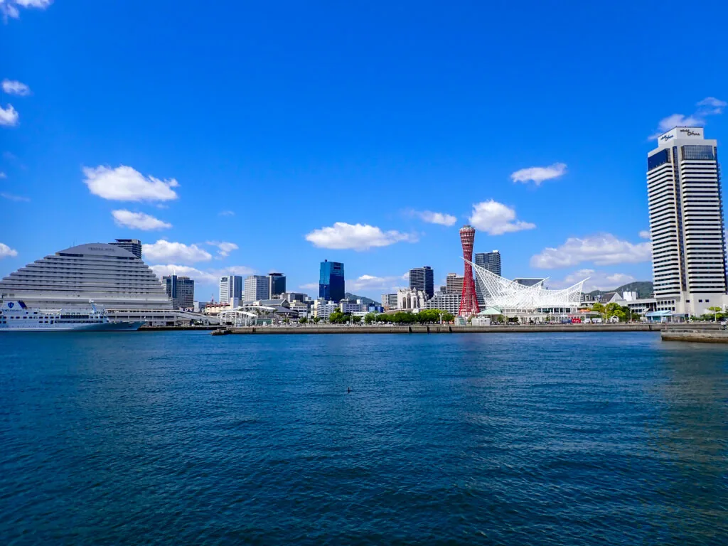 青い海の向こうに神戸ポートタワーが見える神戸港