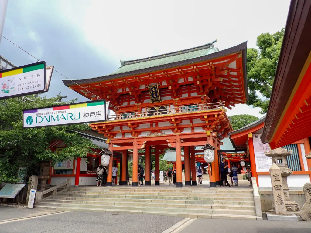 朱塗りの楼門が立つ生田神社の入口