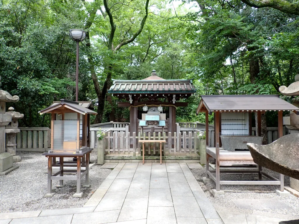 木立に囲まれた楠木正成公の墓所