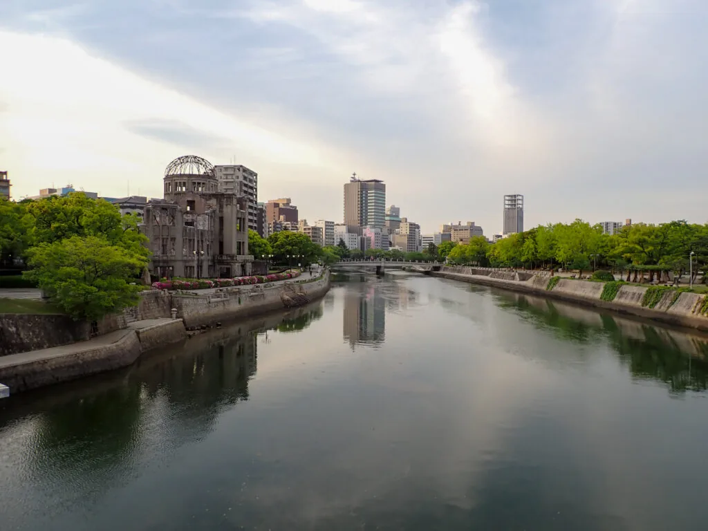 川の向こうに建つ原爆ドーム