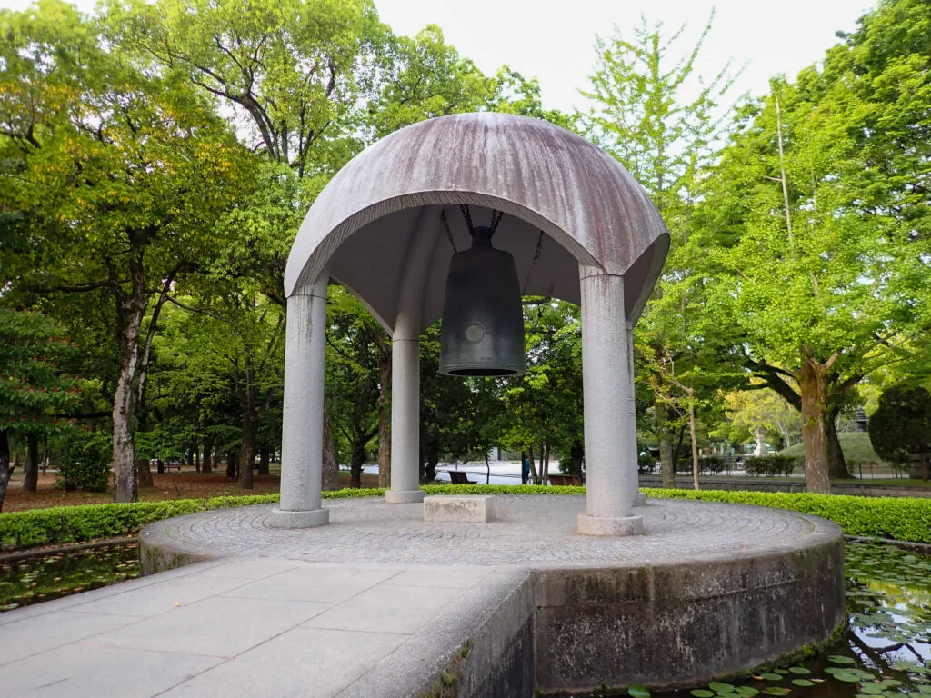 ハスの池に囲まれた平和の鐘の鐘楼