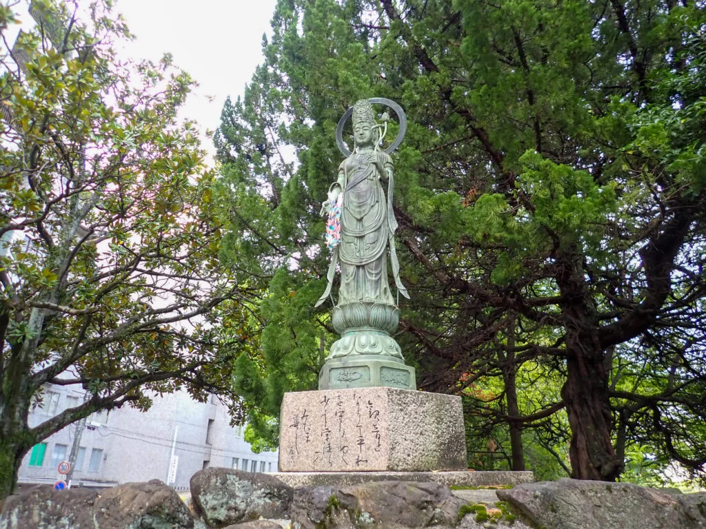 木々に囲まれて立つ慈母観音像