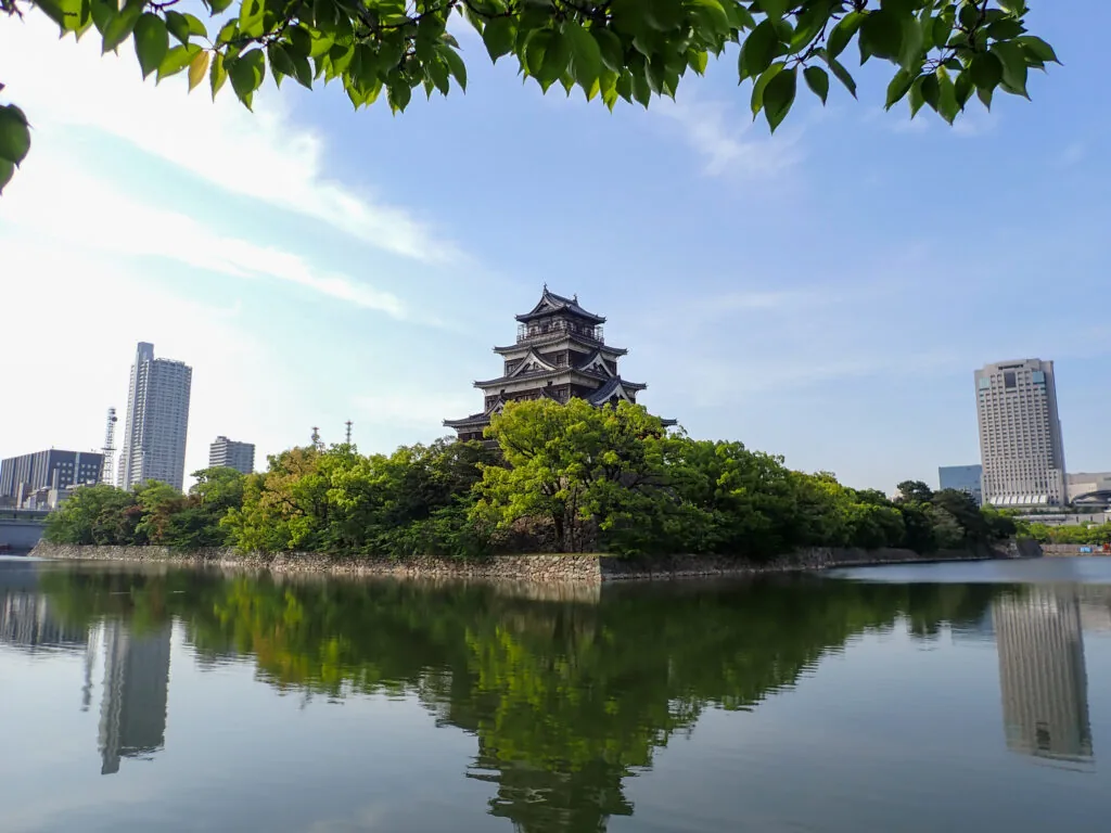 堀の水面越しにそびえる広島城の天守